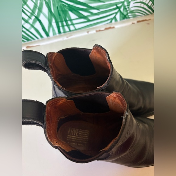 Frye Sabrina Chelsea Trendy Black Leather Classic Casual Heeled Moto Ankle Boots - Picture 7 of 8